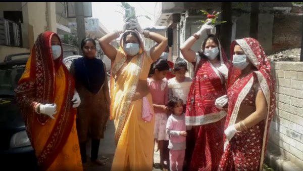 मास्क लगाकर कर रही पूजन