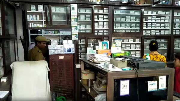 दुकानदार को लगाई फटकार दुकानदार को लगाई फटकार