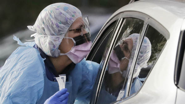 काम के बोझ और थकान से परेशान डॉक्टर काम के बोझ और थकान से परेशान डॉक्टर