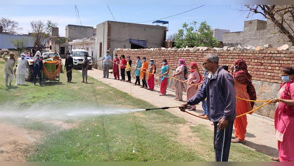 फिटकरी, कपूर, डिटॉल और फिनायल का घोल छिड़क रहे