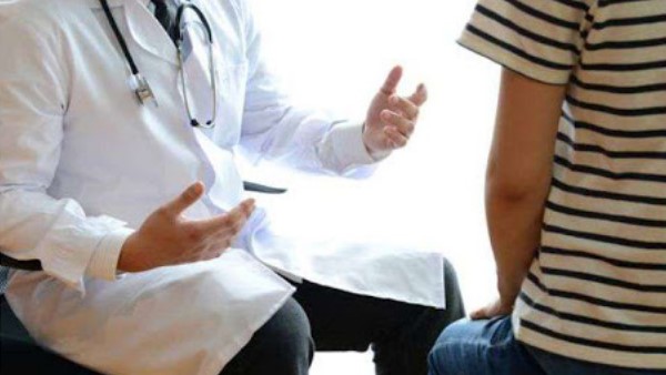 इलाज कराने डॉक्टर के पास गई थी छात्रा