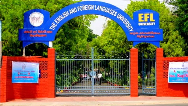 पुलिस ने गेट पर लगाया ताला