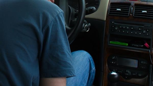 चालू हाईवे पर ड्राइवर को आई नींद