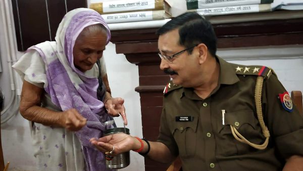 एक-एक कर छूटता गया अपनों का साथ एक-एक कर छूटता गया अपनों का साथ