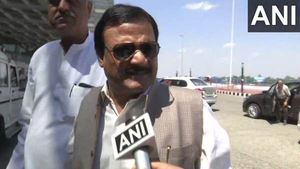 बेंगलुरु में हैं 19 विधायक