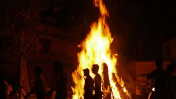 होलिका दहन स्थल की पांच परिक्रमा करें 