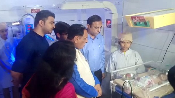 बेबी कवर में ढंककर किया गया था इलाज