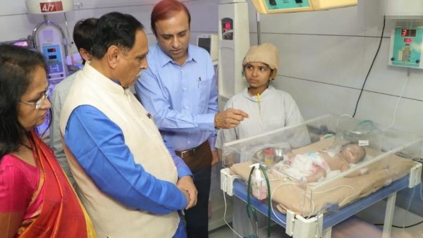 डीएम-सीएम देखने पहुंचे लावारिस बच्ची को