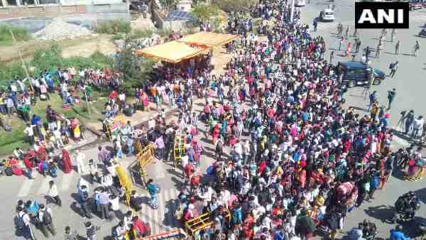Huge people gathering in Delhis Ghazipur area near Delhi-Uttar Pradesh border Huge people gathering in Delhis Ghazipur area near Delhi-Uttar Pradesh border