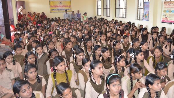 जिला कलक्टर ने किया बच्चों से संवाद