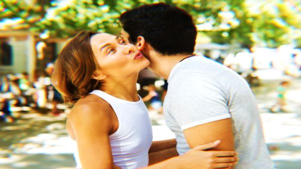 इटालियन लोगों की पारंपरिक अभिवादन की परंपरा ने भी बढ़ाया कोरोना इटालियन लोगों की पारंपरिक अभिवादन की परंपरा ने भी बढ़ाया कोरोना