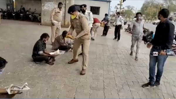 राह चलते मजदूरों को भोजन-पानी उपलब्ध कराने में जुटी पुलिस राह चलते मजदूरों को भोजन-पानी उपलब्ध कराने में जुटी पुलिस