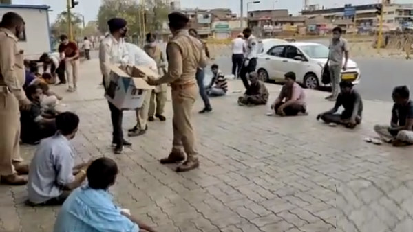 सूरत से 5 हजार लोग मोटरबाइकों पर निकले सूरत से 5 हजार लोग मोटरबाइकों पर निकले