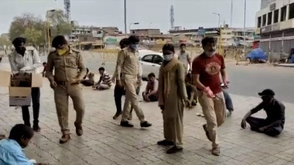 500 रुपए दे-देकर घर भेज रहे मालिक 500 रुपए दे-देकर घर भेज रहे मालिक