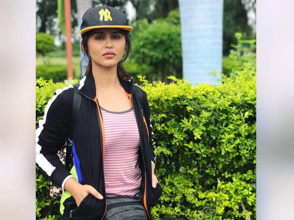 बताई कहानी, मैं दुबई-मुंबई गई थी