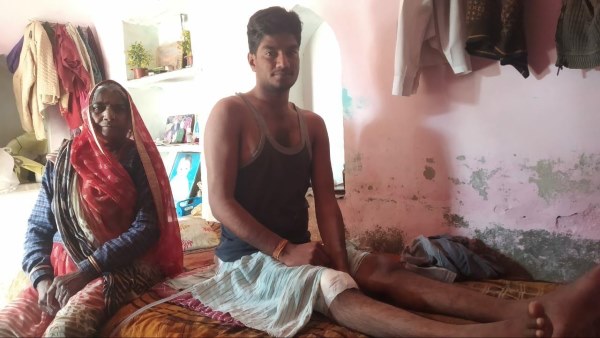 बेटे की सेवा कर रही बुजुर्ग मां