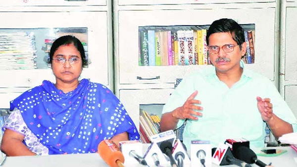 IPS amitabh thakur wife & rti activist nutan thakur Joins aam aadmi party