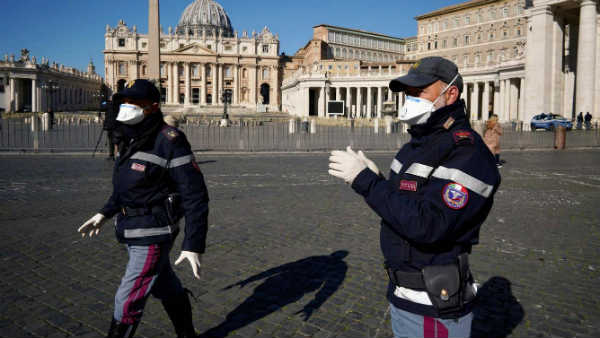 इटली में 827 मौतें 