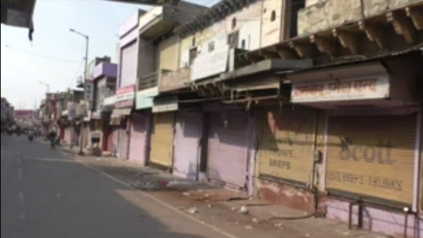 बाजारों में सन्नाटा पसर गया बाजारों में सन्नाटा पसर गया