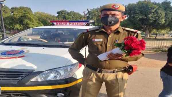 दिल्ली पुलिस ने फूल देकर लोगों को समझाया