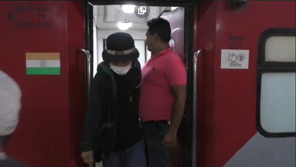 हावड़ा से आई ट्रेन में बैठे थे जापानी, मचा हड़कंप