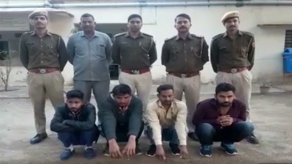 पीड़ित युवक की बाइक छीनकर ले गए पीड़ित युवक की बाइक छीनकर ले गए