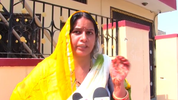  कैम्पर गाड़ी के लगाई आग