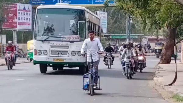  सूर्य की किरणों से भी चार्ज होकर चलेगी