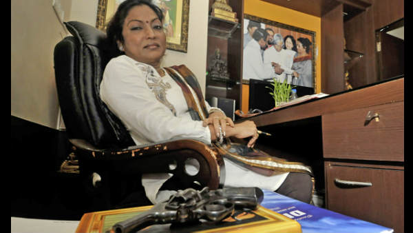 एक लड़की की गुंडों से भिड़ंत