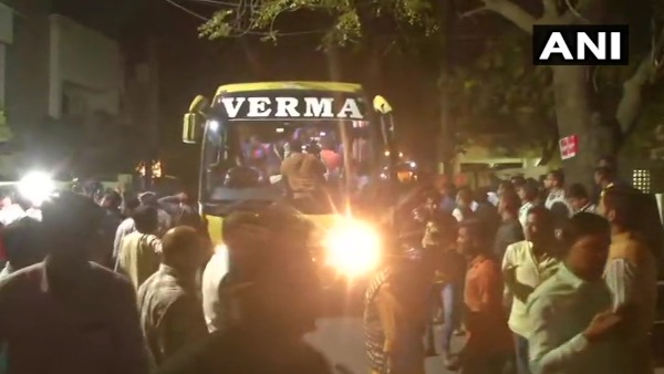 कमलनाथ के मंत्री जा रहे हैं बेंगलुरु कमलनाथ के मंत्री जा रहे हैं बेंगलुरु