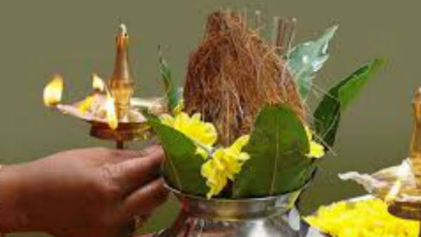 नाव पर सवार होकर आ रही हैं भगवती 