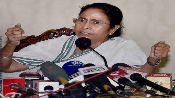 ममता ने दिल्ली के दंगों के साथ की कोरोना वायरस की तुलना