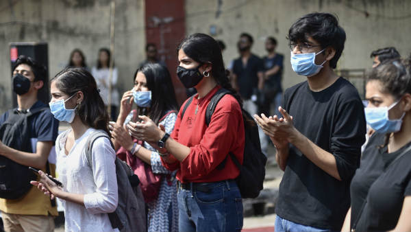 भारत में संक्रमित लोगों की संख्या बढ़ गई है