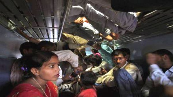 स्टेशनों पर जमा थी भीड़, कोरोना संक्रमण का बड़ा खतरा