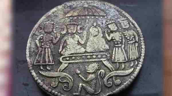 खुदाई में मिला था सिक्का