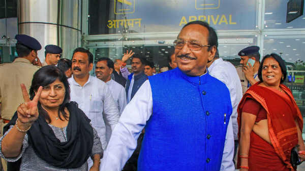 छह को अयोग्‍य ठहराने की मांग 