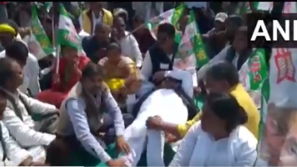 MLAs bullying on Nitish Kumars platform, he was seen massaging by JDU workers-Video MLAs bullying on Nitish Kumars platform, he was seen massaging by JDU workers-Video