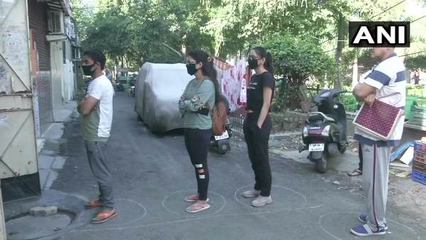 coronavirus, lockdown, pm modi, social distancing, shops, कोरोना वायरस, लॉकडाउन, सोशल डिस्टेंसिंग, सामाजाकि दूरी, पीएम मोदी