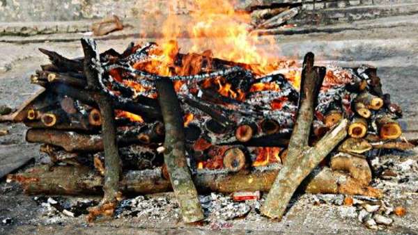 लाश को नोंच-नोंच कर खाने लगा युवक लाश को नोंच-नोंच कर खाने लगा युवक