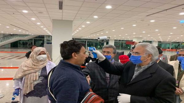 कोरोना फैलने पर इमरान सरकार ने खड़े किए हाथ 