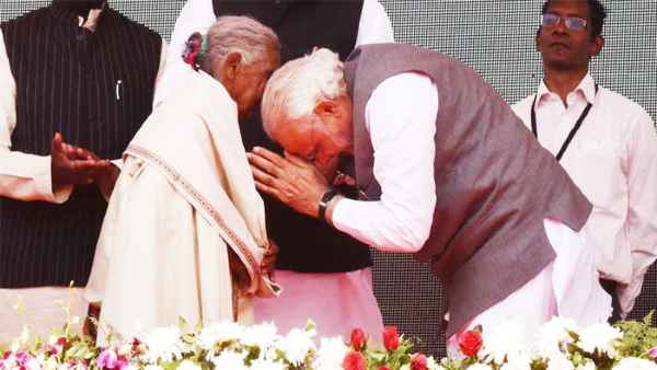 #SheInspiresUs हैशटैग का इस्तेमाल करते हुए भेजे मैसेज या विडियो 