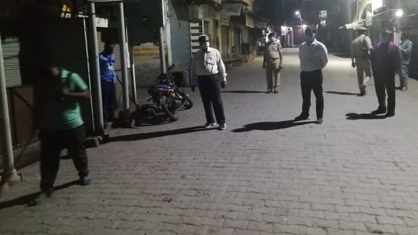 कोरोना से जंग लड़ रही दुनिया