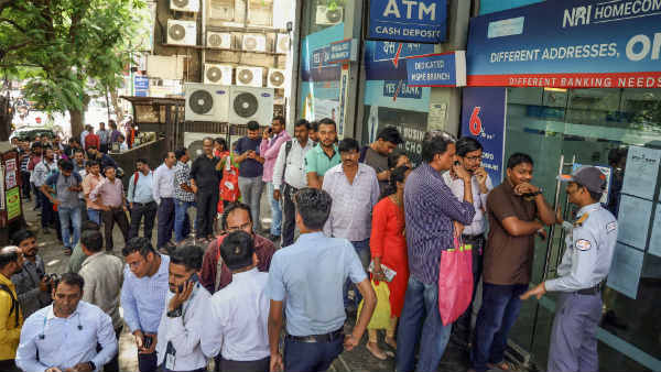 कस चुका है कपूर खानदान पर शिकंजा कस चुका है कपूर खानदान पर शिकंजा
