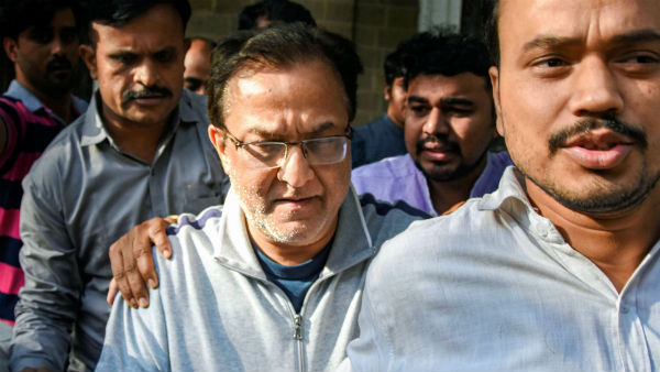 कई घंटे चली छापेमारी 