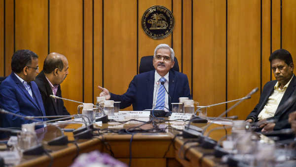 रेपो और रिवर्स रेपो रेट घटाए गए