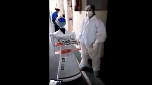 मरीज के पास जाकर उसे दवाई और खाना दिया