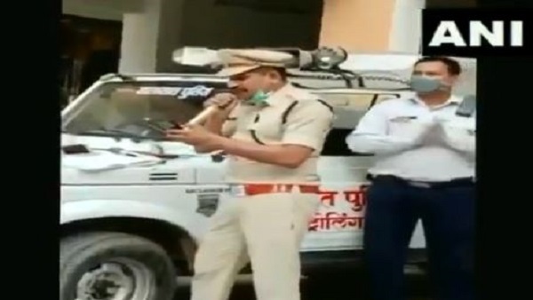 'घर में ही रहना है, बाहर नहीं जाना है'