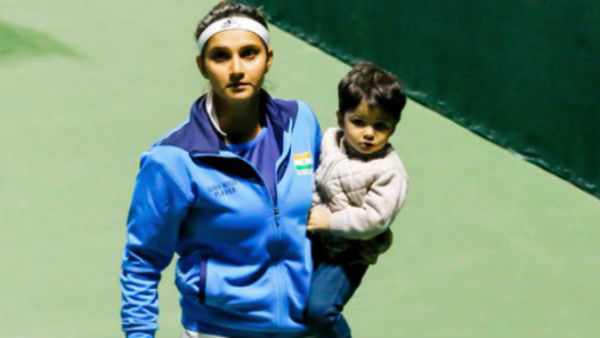 बेटे को गोद में लेकर टेनिस कोर्ट में उतरीं सानिया मिर्जा