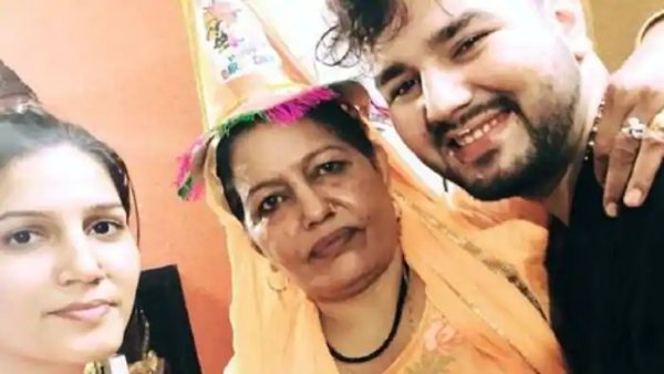 12 साल की उम्र से परिवार का पेट पाल रही सपना चौधरी 12 साल की उम्र से परिवार का पेट पाल रही सपना चौधरी