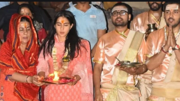 'नमस्ते दर्शकों, बनारस की गलियों से...' 'नमस्ते दर्शकों, बनारस की गलियों से...'
